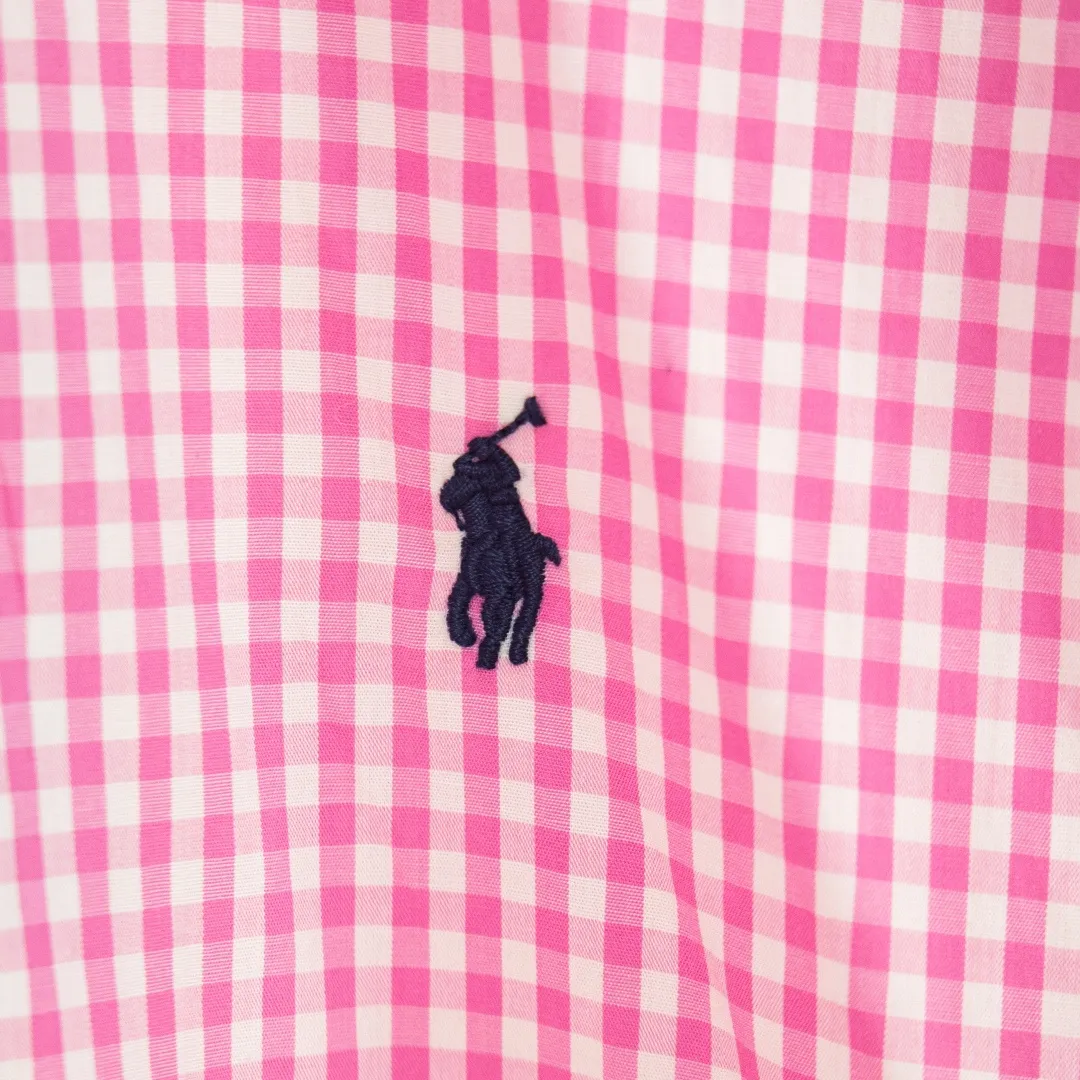 P280 zp version [exclusive supply] Ralph Lauren/Ralph Lauren 2025SS Evergreen Vintage style poplin casual color 0.5 grid long-sleeved casual shirt, 100% restoration of workmanship, embedded seam clean edge processing, upper back broken seam reorganization, better fit ✅ 100% cotton poplin cotton, smooth feel, pre-car wash treatment, yarn is tighter ✅ Custom dyed original pearlescent white buttons, size partition✅ There is a special shaped chiffon foil inside the collar door tube, which is not easy to deform and pull. ✅ RL refreshing plaid shirt is more naughty and colorful than the simpleness of the solid color shirt. It can be salty or sweet. Daily travel and travel. The production rate is very high. The style is customized. Color: Pink Blue Size: S M L XL Number: WW10966